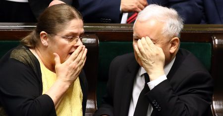 W PiS i okolicach mają już dość transferów z opozycji. "Zatopią PiS z jego kapitanem"