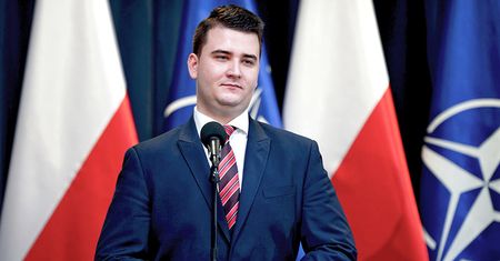 "Fakt": Misiewicza pogrążyły donosy. Miał oferować pracę za seks