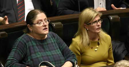 "Tusk na groby się wprasza, by go zauważono". Oburzający wpis Pawłowicz