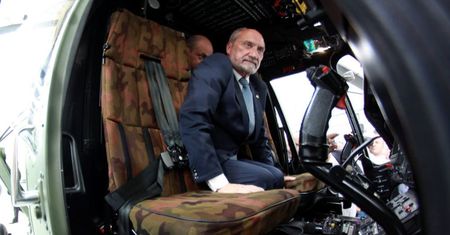 Macierewicz w podróży. 114 lotów za prawie 2,5 mln zł