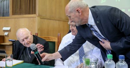 Antoni Macierewicz chwalił się zdjęciem z kardynałem oskarżonym o pedofilię. Teraz się tłumaczy