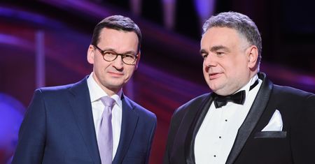 Tomasz Sakiewicz o naklejkach ws. LGBT. Podczas wywiadu zadzwonił minister