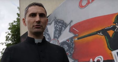 "Tylko nie mów nikomu". Ksiądz piosenką odpowiada na film Sekielskiego