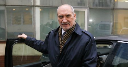 Uczelnia Macierewicza chciała zamówić piwo za 360 tys. złotych. Jest dymisja i anulowanie przetargu