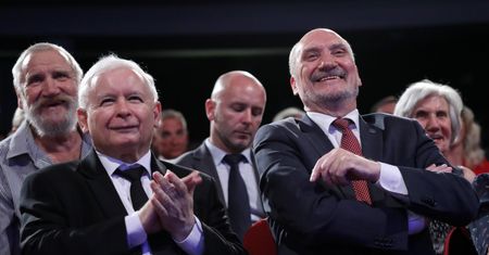 Kopniak w górę dla Macierewicza. Jeśli prezes przywróci go do łask, uderzy w Dudę i Morawieckiego