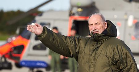 Antoni Macierewicz na muralu. Z papierowym samolocikiem