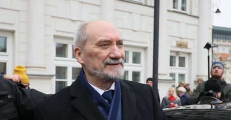 Nikt o Macierewiczu tak czule nie mówi. "To nasz ojciec kochany. Upokorzony na oczach całego kraju"