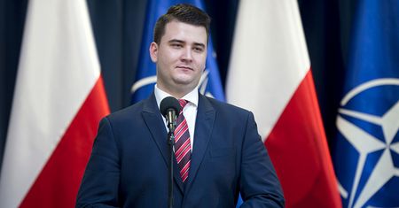 Misiewicz daje znać o sobie. We wpisie powołuje się na brzozę