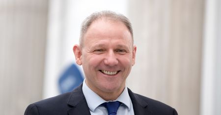 Loty posłów kosztowały już 13 mln zł. Rekordzista leciał 303 razy