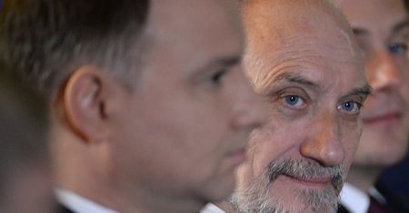 Były szef MON znów atakuje otoczenie prezydenta