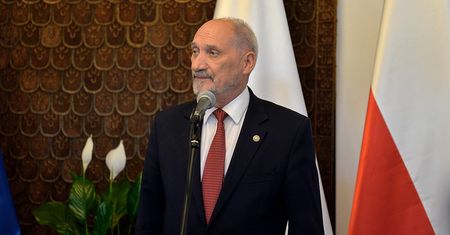 Antoni Macierewicz jak internetowy troll. Powiela zmyśloną wypowiedź, by przyłożyć Niemcom i UE