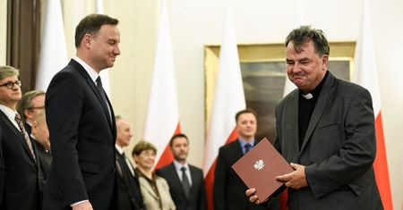 "Im nawet nie powinno się dać kury szczać prowadzić". Ksiądz bezlitosny dla europosłów PO