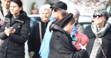 Pogrzeb Pawła Królikowskiego. Joanna Jarmołowicz z małym dzieckiem na rękach