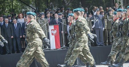 Antoni Macierewicz buduje Obronę Terytorialną. Przy okazji obraża resztę armii