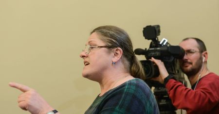 Krystyna Pawłowicz odchodzi z Sejmu. Osobliwa rozmowa z dziennikarzem TVN24: na kolana i przeproś