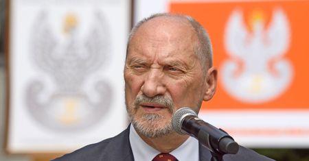 Antoni Macierewicz wciąż urzęduje w MON. "Błaszczak musiał ustąpić"