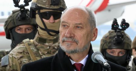 Funkcjonariusze tłem dla ministrów. Macierewicz i Błaszczak ośmieszają mundur