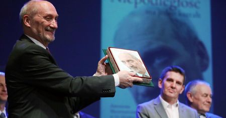 Edmund Janniger publikuje nagranie z urodzin Macierewicza. "To ten właśnie skok pokazali organizatorzy"