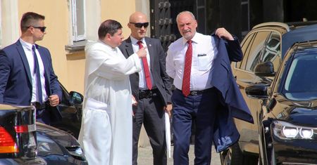 Zawiadomienie szefa MON pod lupą prokuratury. Autor "Tajemnic Macierewicza" może mieć problem
