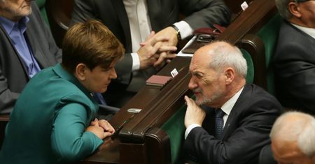 Tylko w WP. Dlaczego Szydło tak hojnie nagrodziła Macierewicza? Nowe fakty