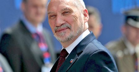 Macierewicz frontem do uczniów. Dostaną od niego bonusy