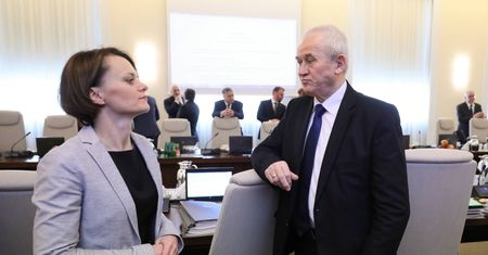 Ustawa o OZE i znikająca poprawka. Interwencja Emilewicz i Morawieckiego