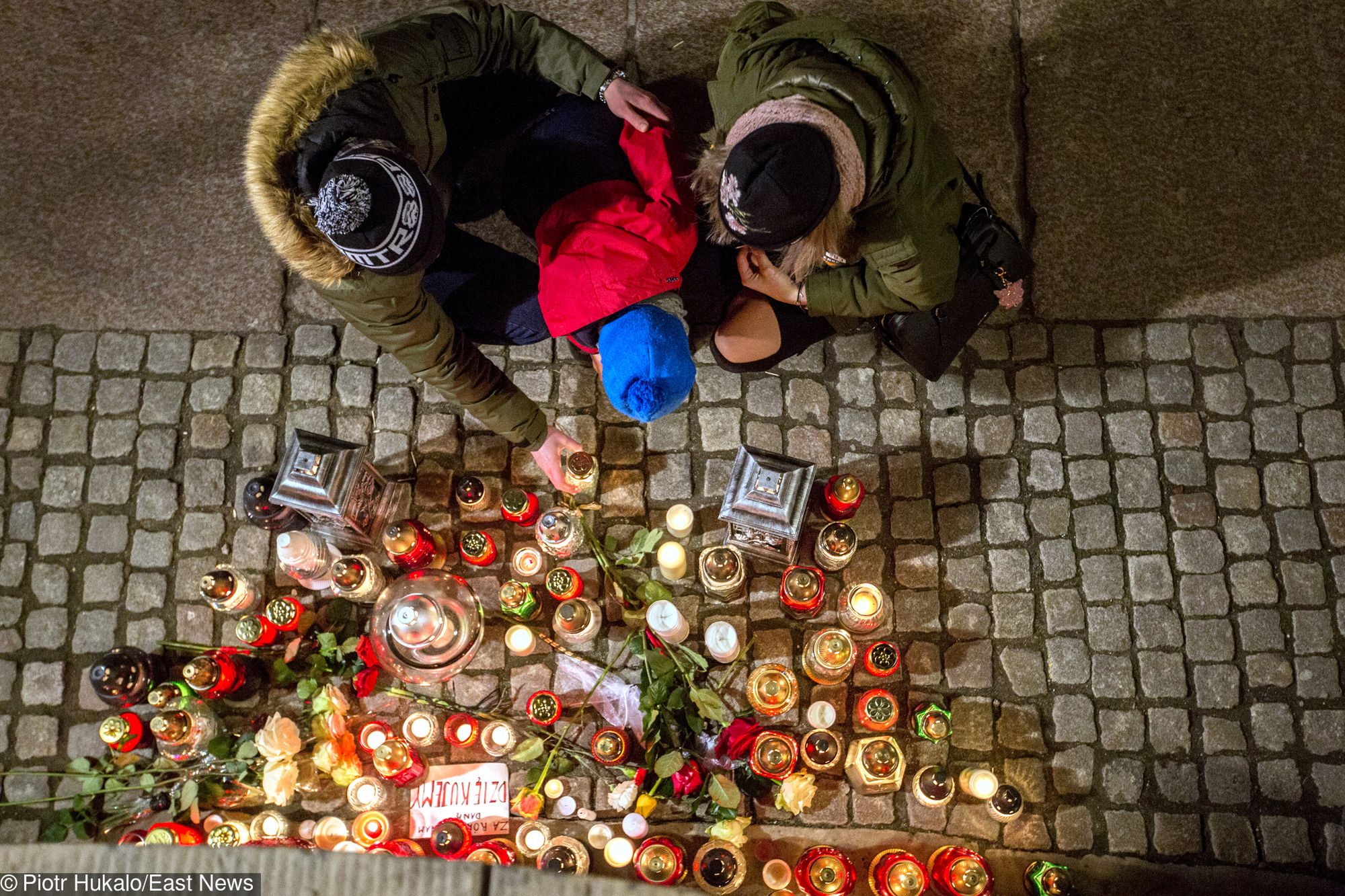 Oficjalnie żałoba narodowa została w całym kraju wprowadzona w piątek. Nieoficjalnie - trwała od niedzielnego wieczora