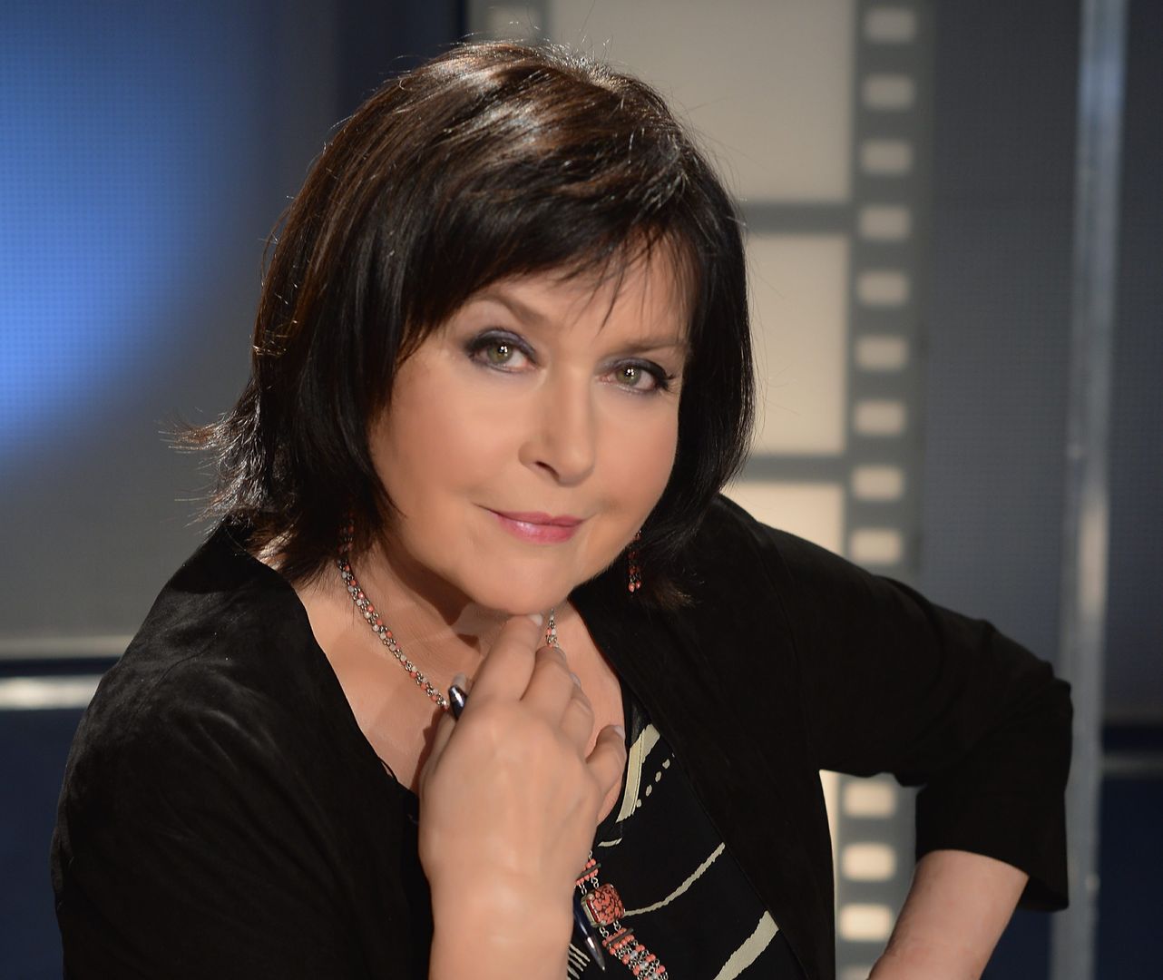 Elżbieta Jaworowicz z biegiem lat układa nogi pod coraz większym kątem