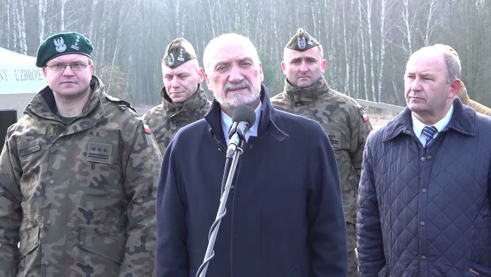 Okładka z trotylem. Macierewicz uderza w tygodnik braci Karnowskich