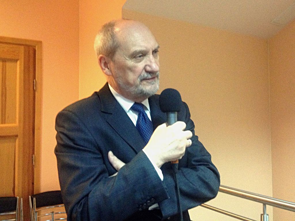 Macierewicz przemawia do żołnierzy, a nad ich głowami widać transparent idealnie wpasowujący się w sytuację