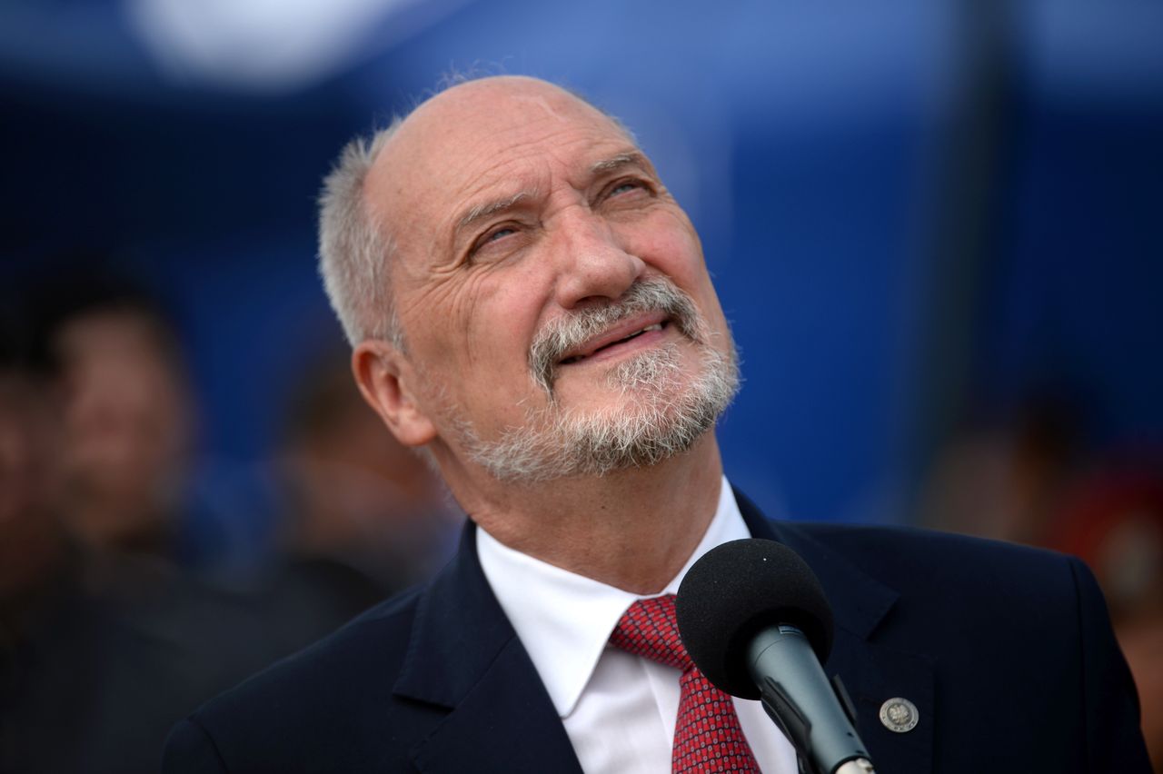 Zagraniczne wojaże posłów. Antoni Macierewicz upodobał sobie loty za ocean