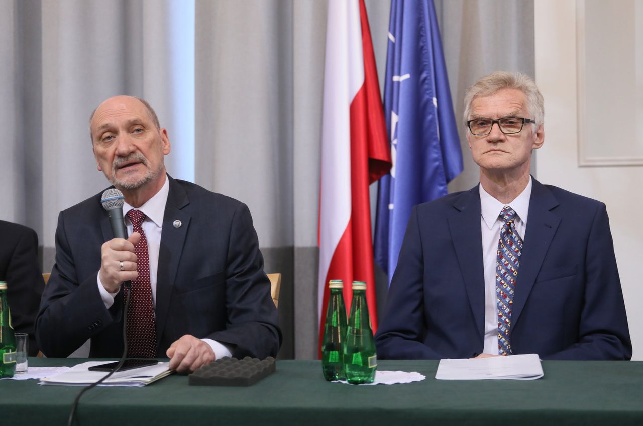 Antoni Macierewicz zaprezentował raport techniczny podkomisji smoleńskiej. Ustalenia komisji Millera "zostają anulowane"