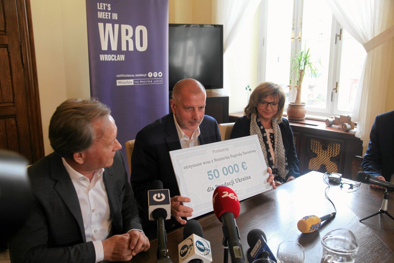Prezydent Dutkiewicz przekazał 50 tysięcy euro Fundacji "Ukraina"
