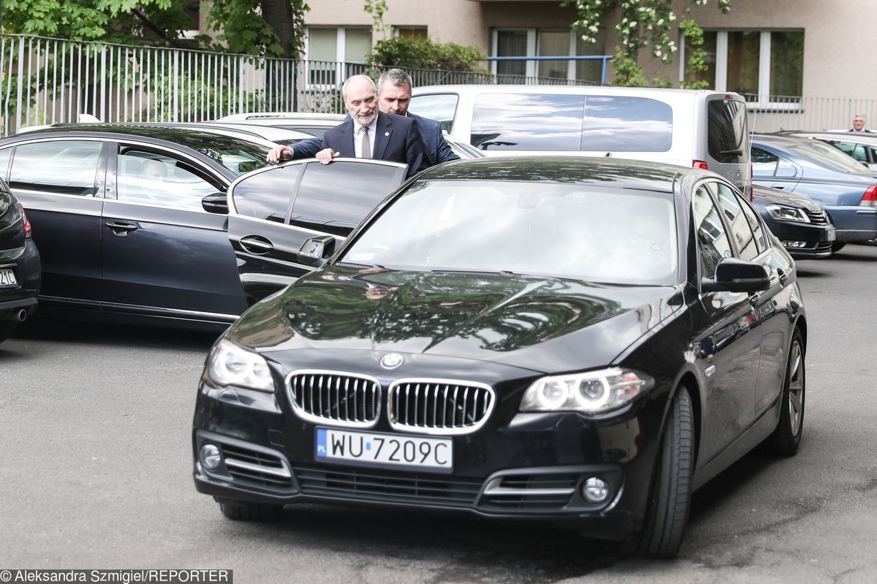 Macierewicz w limuzynie i z ochroną. Wiadomo już, dlaczego