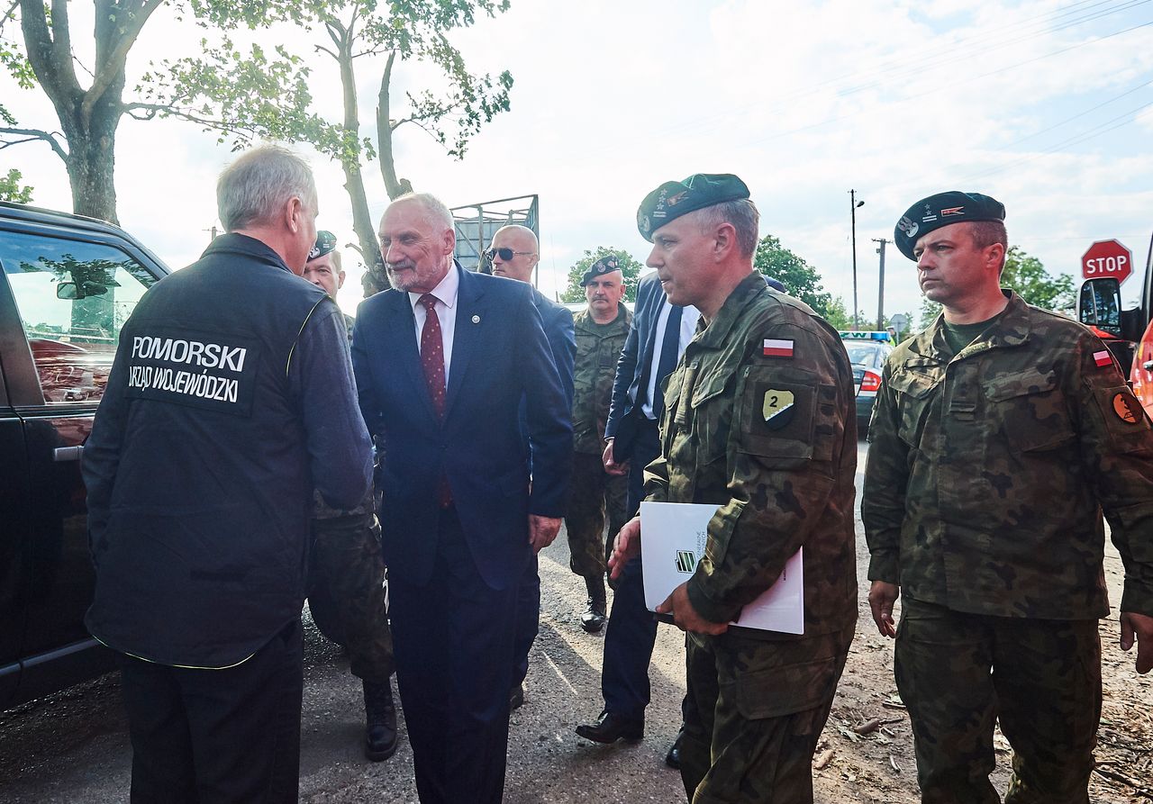 Dodatkowe wojsko wysłane do pomocy po nawałnicach. "Byli potrzebni w sobotę, a przyjechali we wtorek"