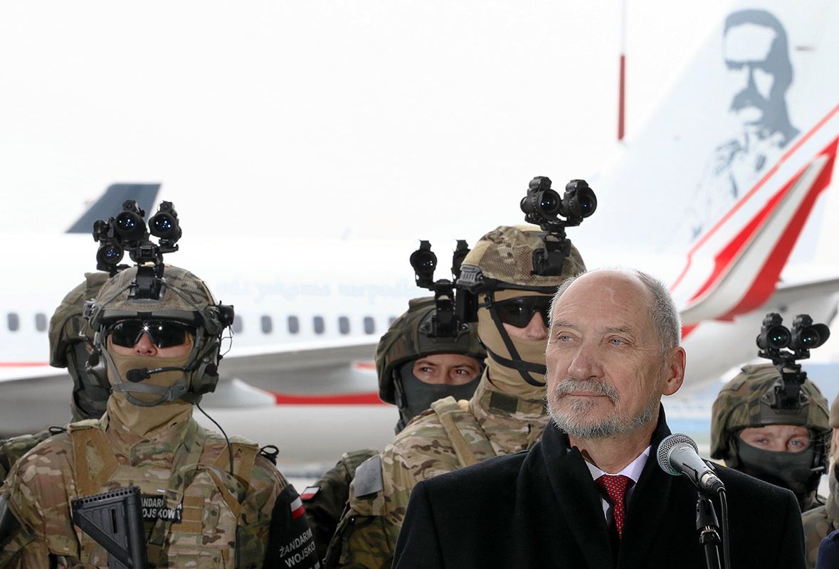 Antoni Macierewicz tłumaczy się z decyzji o wycofaniu listy z awansami generalskimi. "Sytuacja musiała zostać przecięta"