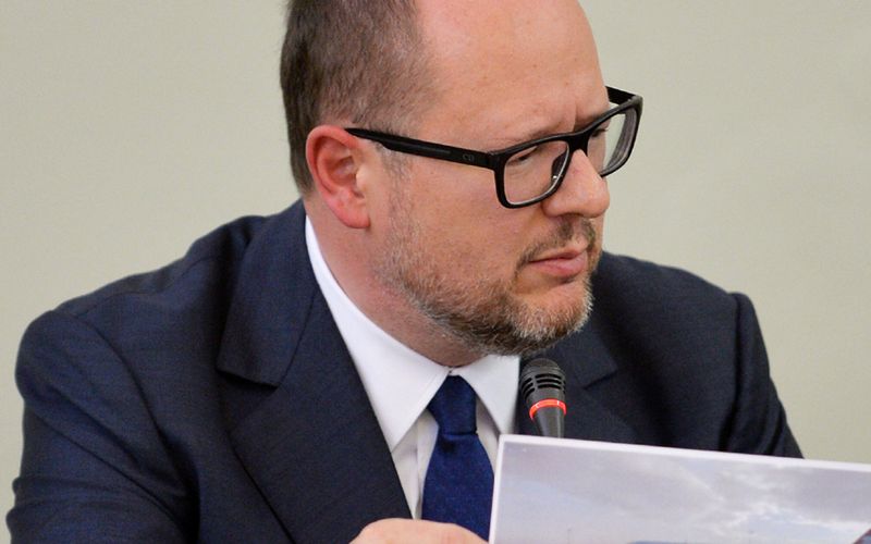 Adamowicz pokazuje zdjęcia. "To prezes reżimowej telewizji"