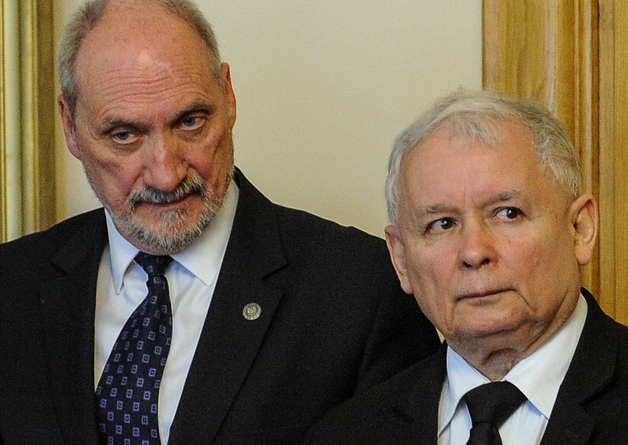 Antoni Macierewicz wykorzystał nieobecność Jarosława Kaczyńskiego. "Walczy"