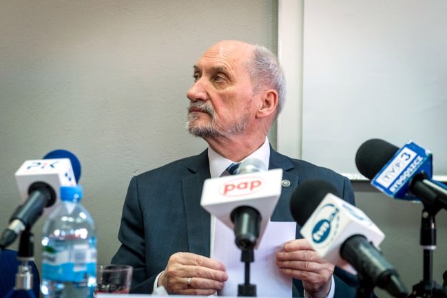 Antoni Macierewicz o katastrofie w Smoleńsku. "Musimy się dowiedzieć, jak wyglądały rozmowy Tuska i Putina"