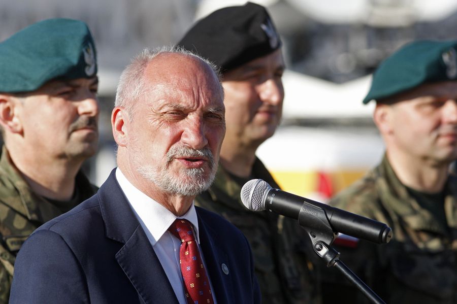 Upamiętnią ofiary rzezi wołyńskiej w centrum Warszawy? Macierewicz ma pomysł