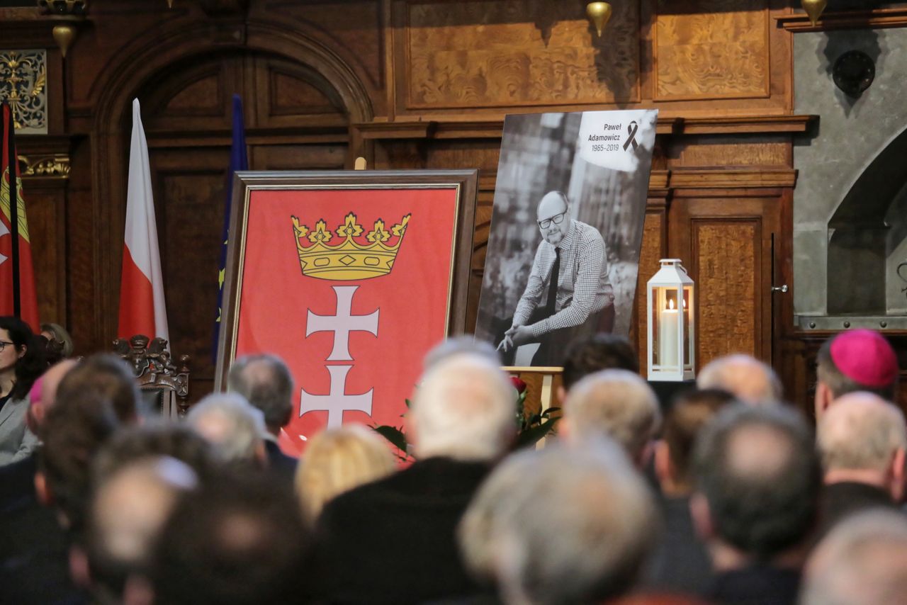 Wystawienie trumny z ciałem Pawła Adamowicza w ECS. Ludzie żegnają się z prezydentem