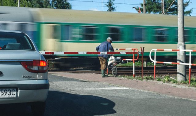 Pociągiem czy samochodem: czym szybciej jeździ się po Polsce?