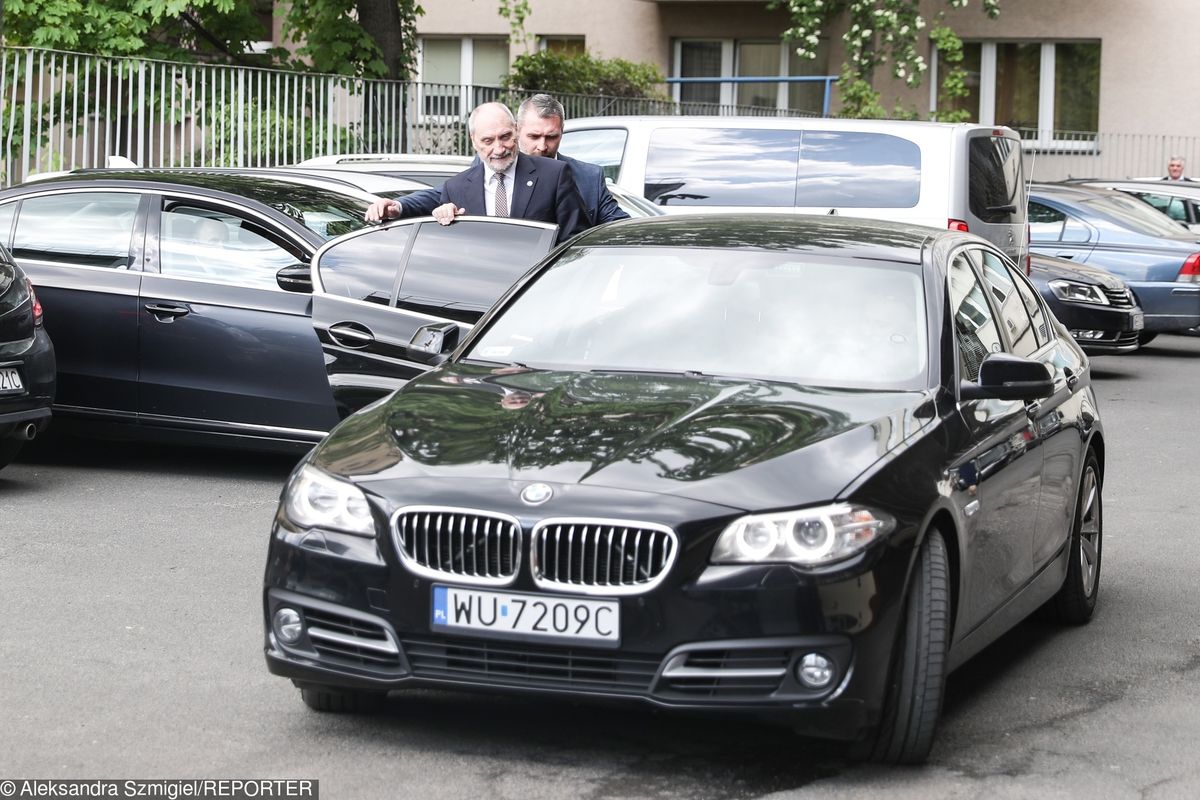 Macierewicz w limuzynie i z ochroną. Wiadomo już, dlaczego