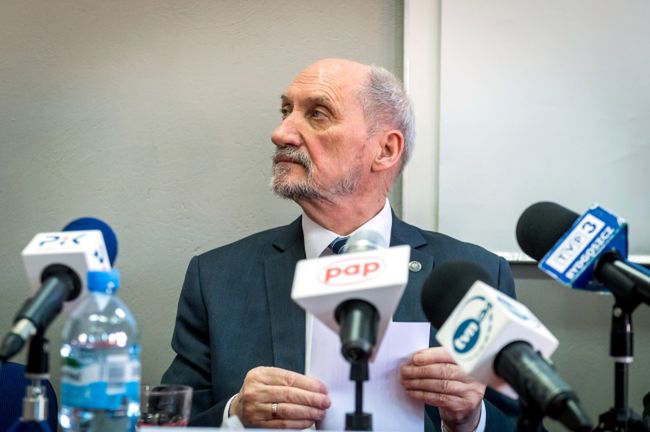 Antoni Macierewicz o katastrofie w Smoleńsku. "Musimy się dowiedzieć, jak wyglądały rozmowy Tuska i Putina"