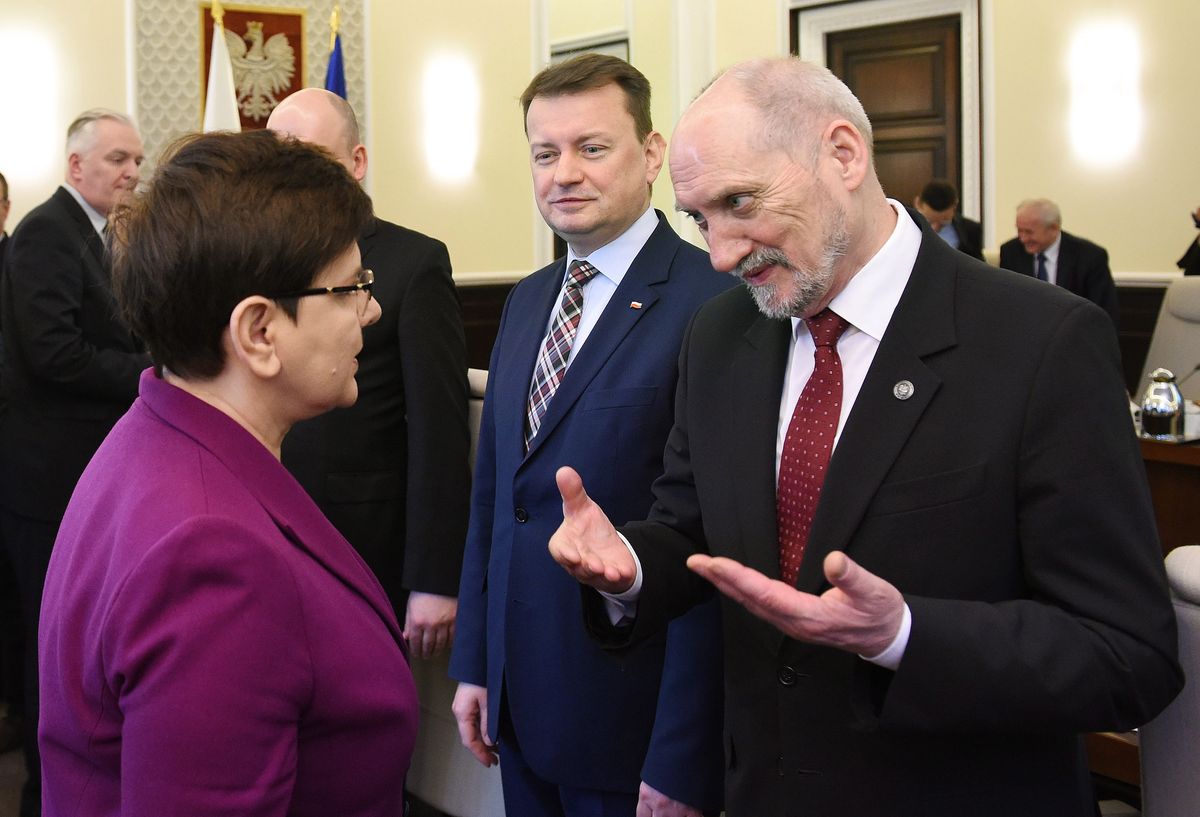 Minister Macierewicz 47 razy leciał wojskową CASĄ. 6,7 mln zł na loty rządu