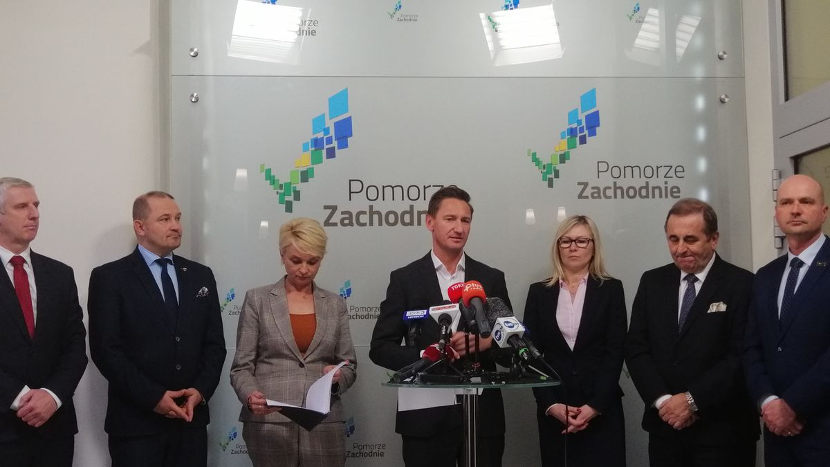 Olgierd Geblewicz (przy mikrofonie) protestuje przeciw pomysłom resortu sportu. Włodarze gmin uzdrowiskowych podzielają jego obawy