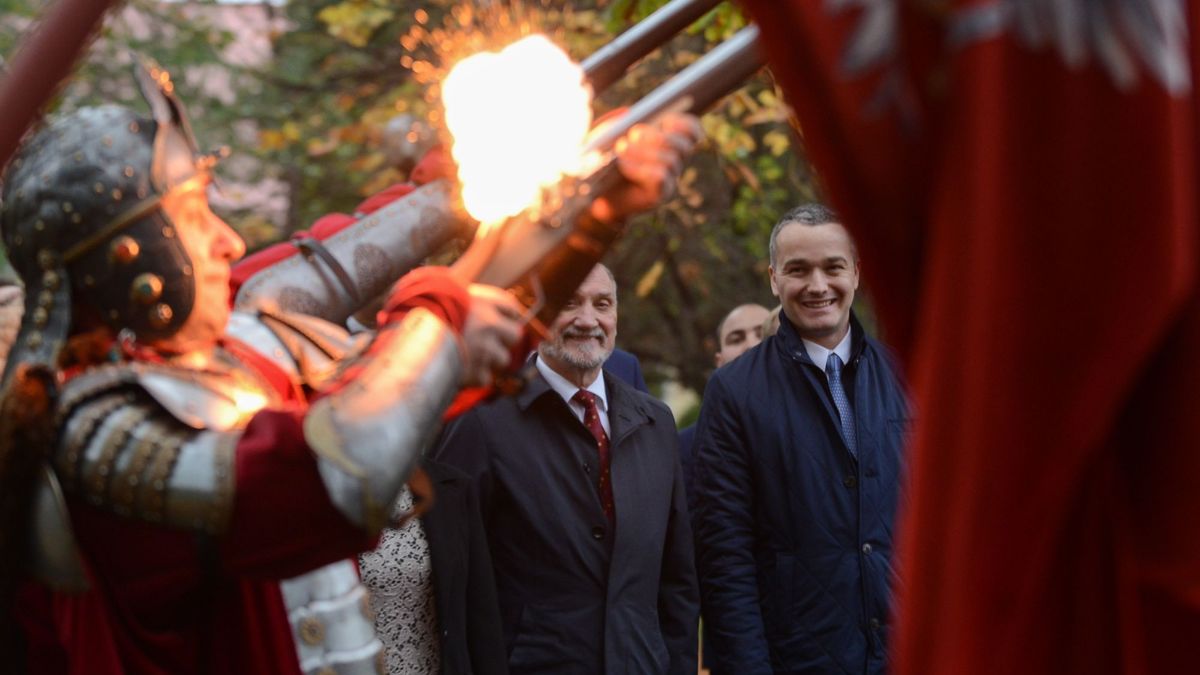 Października 2017 - ówczesny minister Antoni Macierewicz z ówczesnym prezesem PGZ Maciejem Wojniczem