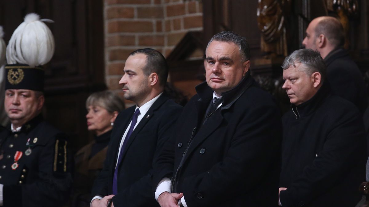Fundacja założona przez Tomasza Sakiewicza (w środku) może stracić miliony