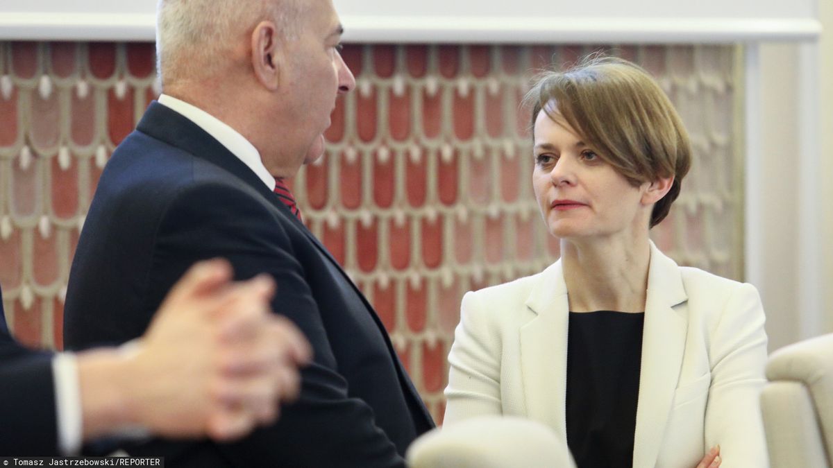 Minister Emilewicz dała do zrozumienia, że rząd nie chciałby, żeby młodzież ze szkół przeniosła się do centrów handlowych