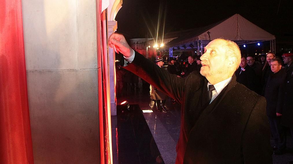 Nowe Tablice na Grobie Nieznanego Żołnierza zawisły z inicjatywy szefa MON Antoniego Macierewicza
